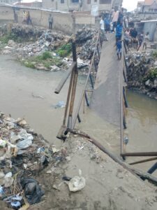 Kinshasa: L’effondrement d’une passerelle sur la rivière Kalamu interroge la responsabilité des autorités municipales